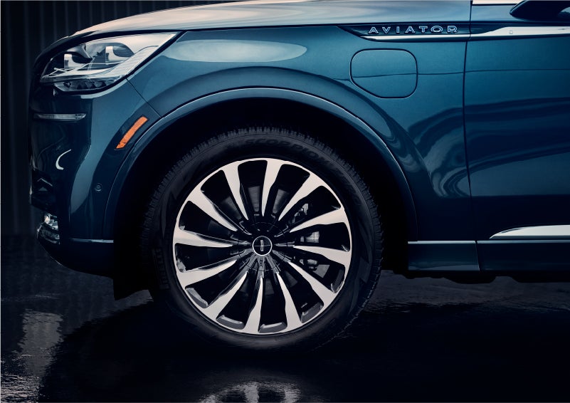 The 2023 Lincoln Aviator® Black Label Grand Touring model with unique 12-spoke wheel | Mike Carpino Lincoln in Pittsburg KS