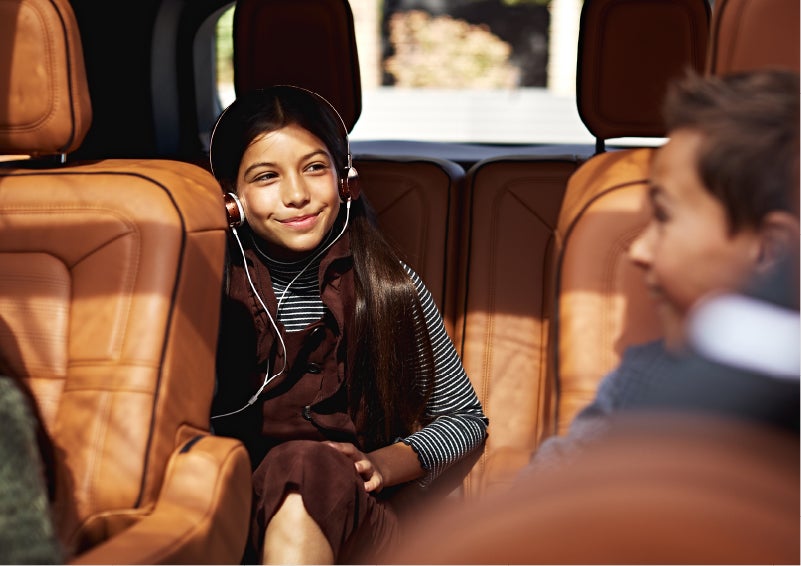 Two young people are shown comfortably seated in the second and third rows of a Lincoln Aviator® SUV | Mike Carpino Lincoln in Pittsburg KS