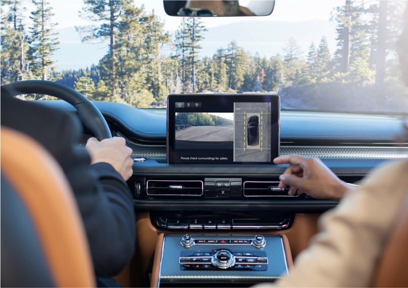 The 360-Degree Camera shows a bird’s eye view of a Lincoln Aviator® SUV from above | Mike Carpino Lincoln in Pittsburg KS