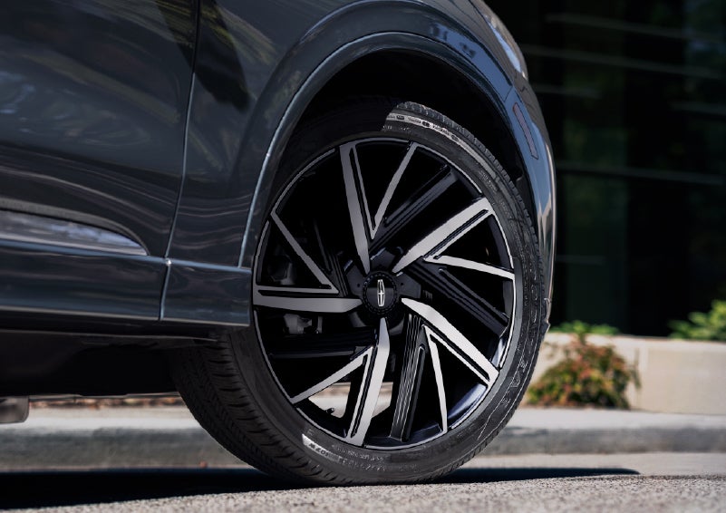 The rim of the 2026 Lincoln Aviator® SUV is shown slightly angled out. | Mike Carpino Lincoln in Pittsburg KS