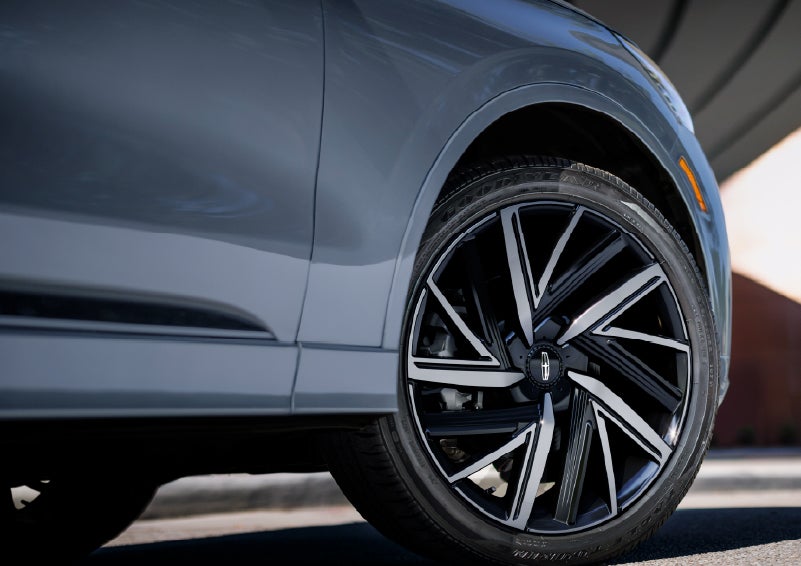 The wheel of the 2027 Lincoln Aviator® Black Label™ SUV is shown slightly angled out. | Mike Carpino Lincoln in Pittsburg KS