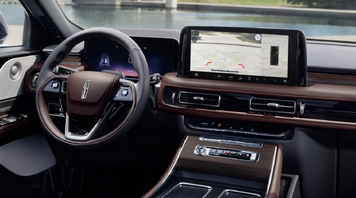 The backup camera of the 2027 Lincoln Aviator® SUV is displayed on screen. | Mike Carpino Lincoln in Pittsburg KS